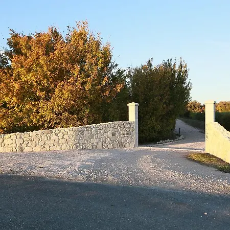 Chambres D'hotes Domaine De Nazere * Avezan