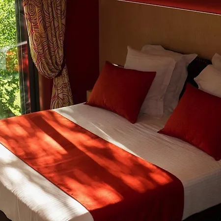 Chambres D'hotes Domaine De Nazere Bed & Breakfast *